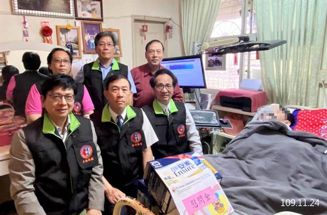 犯保協會董事長邢泰釗(前排中)、士林分會榮譽主任朱家崎(前排右)探視長年臥床的吳東諺。(犯保協會提供)