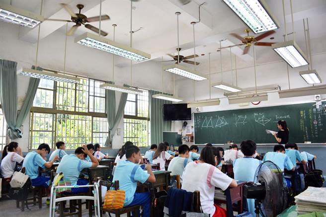 屏县夏季教室炎热问题有解，可望2022年初就能全面装设冷气。（林和生摄）