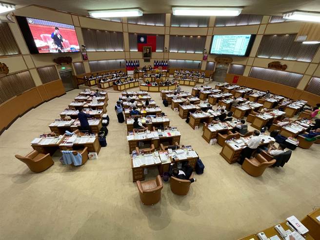 何时成立青年局？新北研考会允明年6月前向议会报告。（叶德正摄）