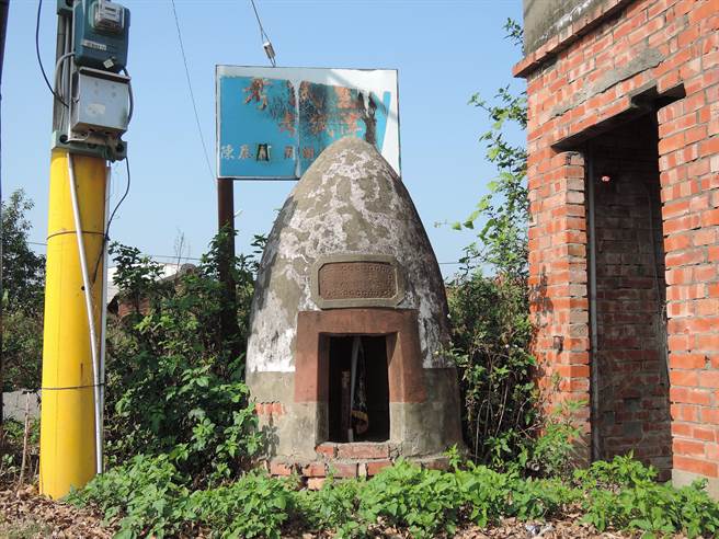 布袋鎮考試里保安宮所設的「北營」，以紅磚和水泥砌成砲彈形狀。（張毓翎攝）