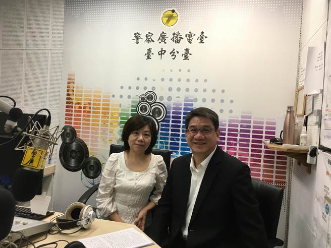 台中市政府警察局第三分局副分局长蔡期望（右）日前受邀至广播节目畅谈时下最夯的校园安全议题。（台中市三分局提供／冯惠宜台中传真）
