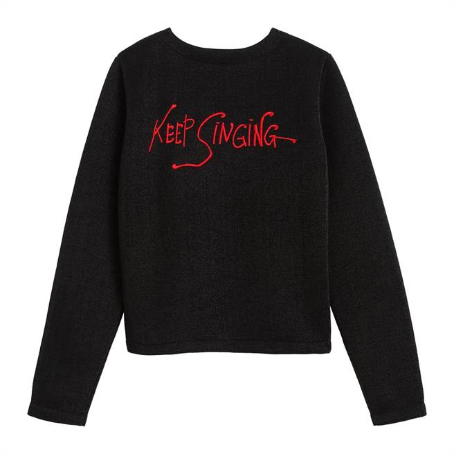 今年秋冬於黑色羊毛面料的開襟外套 Snap Cardigan刺繡上此紅色字樣，延續藝術界對電影製片人Jonas Mekas的敬愛。（圖／品牌提供）