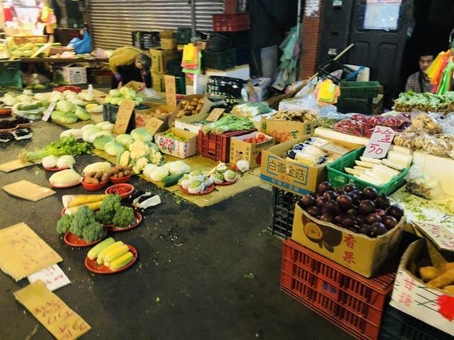 台北市各批發市場蔬果農藥及魚貨添加物殘留抽驗結果，抽驗1000件蔬果產品，但發現有84件農藥、添加物殘留超標，攤商喊話盼市府從源頭追查，不要危害到小攤商的生計。（吳康瑋攝）