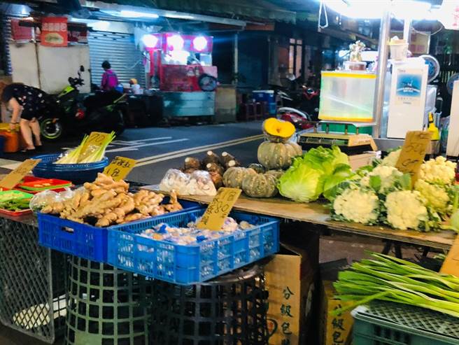 台北市各批發市場蔬果農藥及魚貨添加物殘留抽驗結果，抽驗1000件蔬果產品，但發現有84件農藥、添加物殘留超標，攤商喊話盼市府從源頭追查，不要危害到小攤商的生計。（吳康瑋攝）
