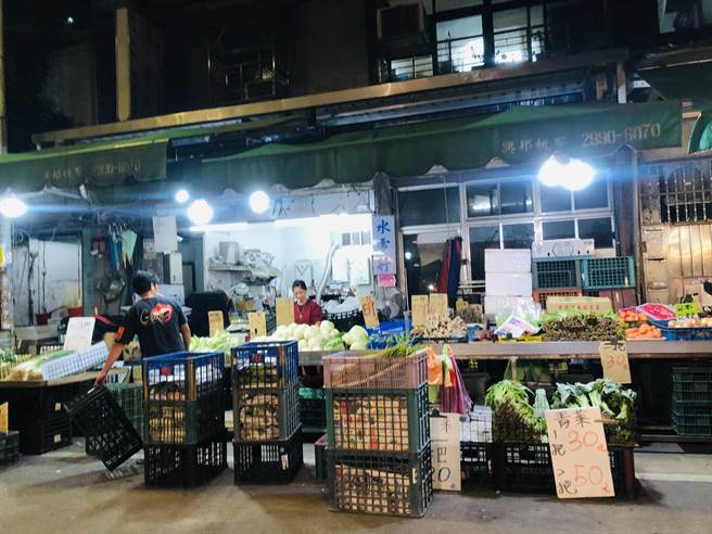 台北市各批發市場蔬果農藥及魚貨添加物殘留抽驗結果，抽驗1000件蔬果產品，但發現有84件農藥、添加物殘留超標，攤商喊話盼市府從源頭追查，不要危害到小攤商的生計。（吳康瑋攝）