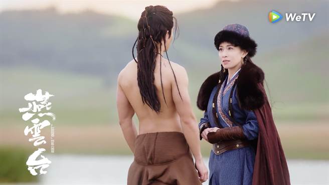 畲诗曼（右）与盛一伦谈年下恋。（WeTV海外站提供）