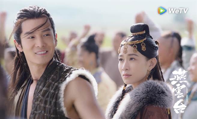 畲诗曼（右）含情脉脉地看着盛一伦。（WeTV海外站提供）