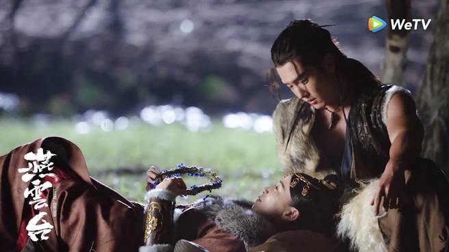 畲诗曼（左）躺在盛一伦腿上星夜谈心。（WeTV海外站提供