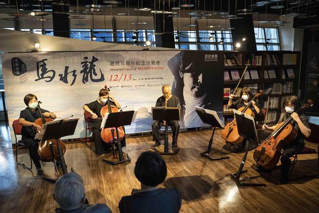 国家文艺奖得主陈中申（左三）忆恩师马水龙，生前致力推广传统音乐之美。（台湾音乐馆提供）