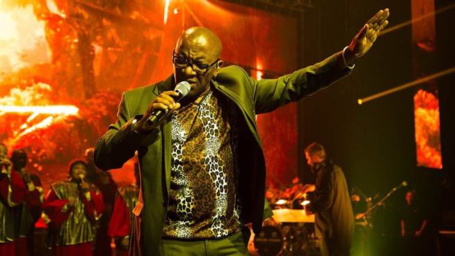 曾获葛莱美奖的南非歌手李伯，歌声嘹亮、生猛，具有辨识度，以《狮子王》原声带演唱闻名世界。（牛耳艺术提供）