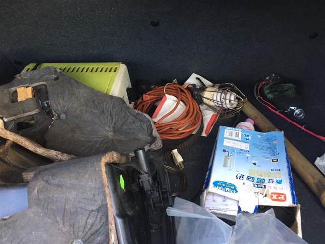 从照片中可见后车厢被堆满了一堆杂物。(图取自爆料公社公开版)