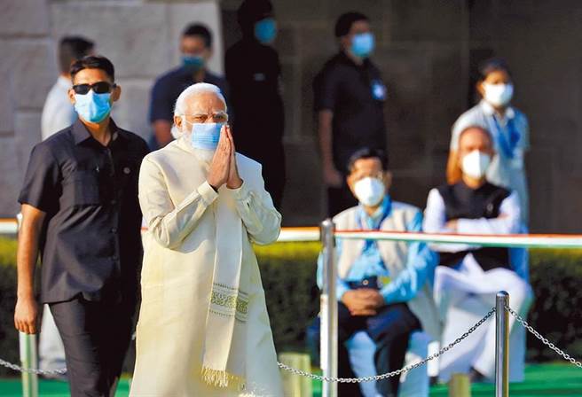 继川普后，莫迪（合掌者）可能是目前反中立场最强硬政府首脑之一。（取自美联社）