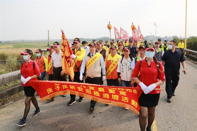 台南市长黄伟哲在八掌二桥后壁端领香带领妈祖绕境队伍入境嘉义鹿草。（台南市府提供／刘秀芬台南传真）