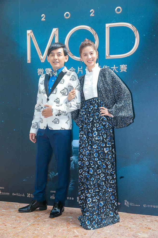 黄子佼担任「2020 MOD微电影暨金片子创作大赛」颁奖典礼主持人，与代言人林予晞合照。（罗永铭摄）
