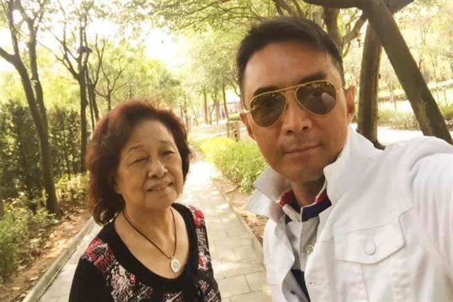 对于母亲现正躺在医院，林利感到相当心疼 (图/ 翻摄自林利脸书)