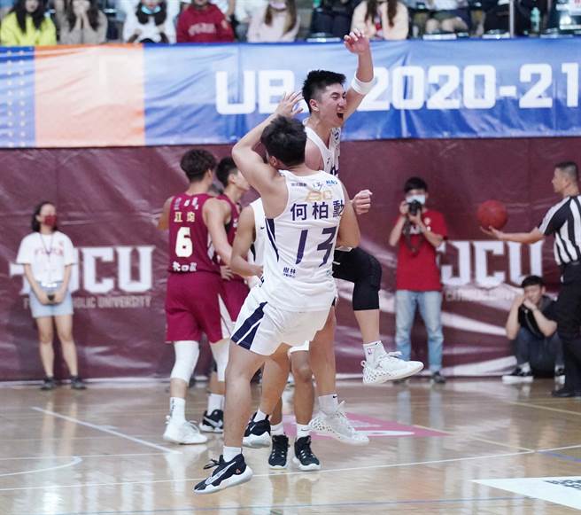 台艺曹薰襄（后）飙进致胜2分，和队友开心庆祝。（大专体总提供）