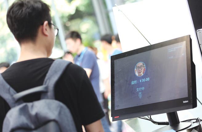 当前大陆在大数据搜集与分析应用两方面已有多元应用现象。图为刷脸支付。图／新华社