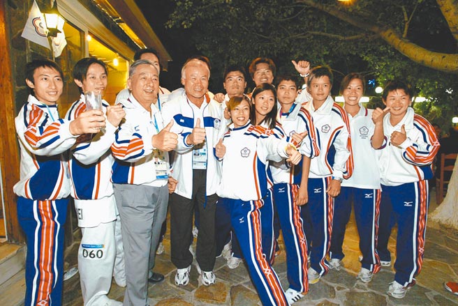 前台北市长黄大洲（左三）卸任后曾任中华台北奥会主席，图为任奥会主席时率台湾健儿参加2004雅典奥运，创下2金2银1铜至今台湾最佳成绩。（时报出版提供）