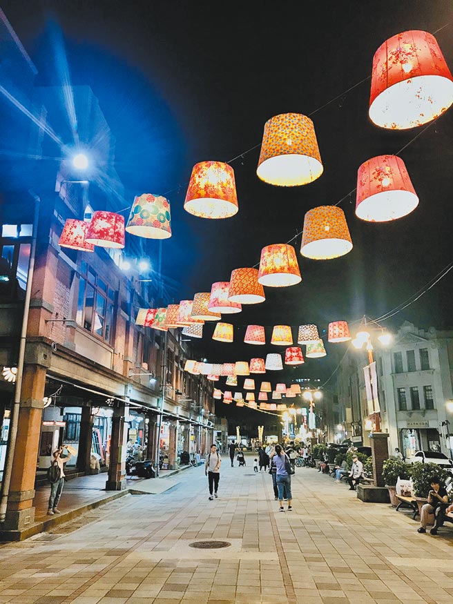 「台北加码GO」补助自由行与团客旅游。图为迪化街永乐广场造景。（台北市观传局提供／张立勋台北传真）