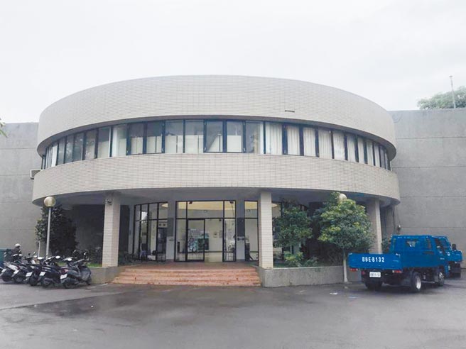 桃园市龟山污水处理厂1天能处理50吨的水肥，而桃市每天约有100至150吨的水肥量，明显消化量不足。（姜霏摄）