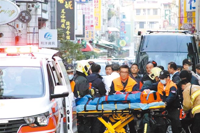 去年12月12日涉嫌在国民党台南市后壁区党部放置爆裂物的吴姓男子，在高雄市被警方围捕开枪打伤后送医。（本报资料照片）