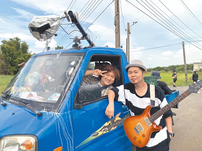 納豆（左）在〈鄉村老弟〉MV中飾演貨車司機。（獨一無二娛樂文化提供）