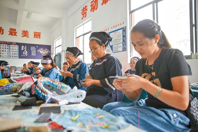 11月23日，贵州省66个贫困县已全部清零。图为贵州省紫云自治县扶贫搬迁安置点。（中新社资料照片）