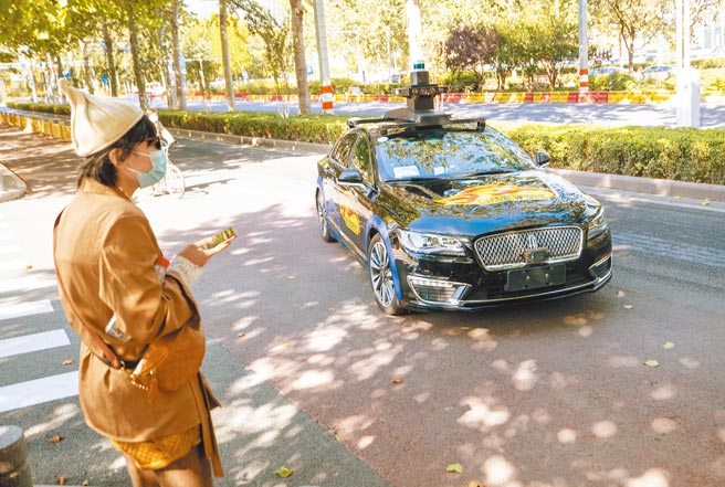 北京的百度自动驾驶计程车准备迎接乘客上车。（中新社资料照片）