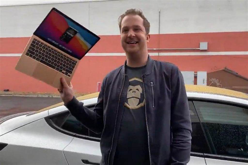 全世界最大的車鑰匙是它：蘋果筆電竟能用 APP 開特斯拉？！