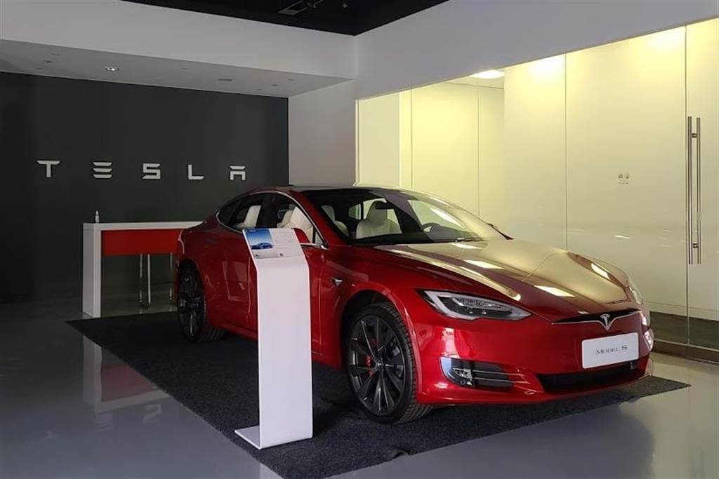 台灣特斯拉原廠中古車降價！Model S 二百萬有找，七天降幅最高 13 萬元