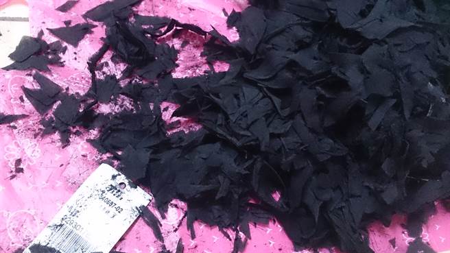 一位女網友近期整理衣櫃時發現陳年未拆封的網購服飾，沒想到其中一包竟直接「炭化」。(摘自PTT)