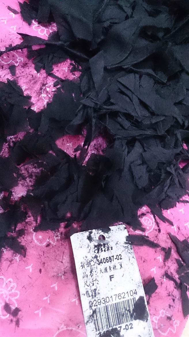 網友整理出一堆塵封多年的未拆包，沒想到其中一包一拿出來就像炭化一樣自然分解。(摘自PTT)