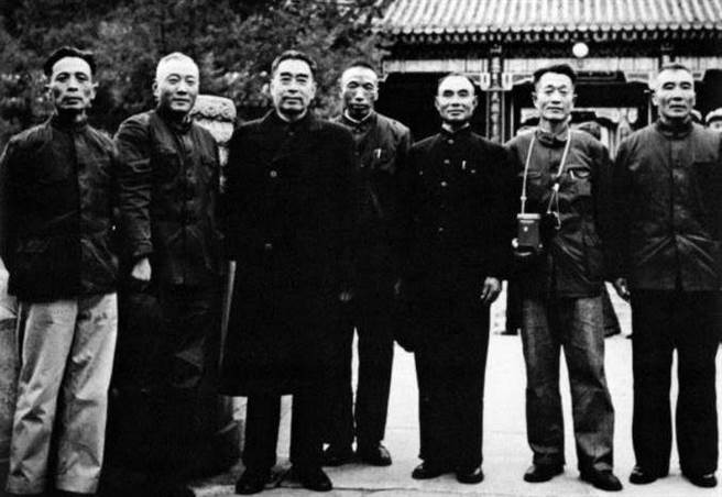 曾任黄埔军校政治部主任的中共总理周恩来，与1959年获特赦战犯里部分原黄埔出身的国民党将领在北京颐和园合影。左起：郑廷笈、宋希濂、周恩来、周振强、杨伯涛、杜聿明、王耀武。（图／文匯网）