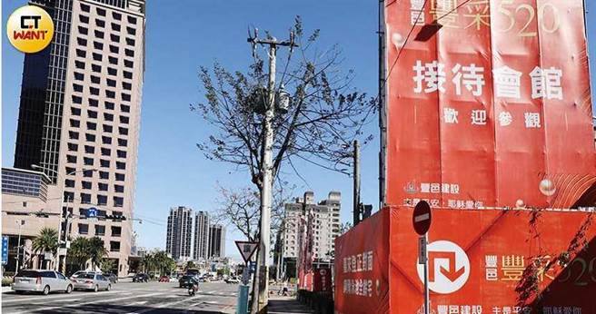 去年推出的「丰采520」也曾传出丁丁取得独家户数，有兴趣者支付服务费取得优先预购权，但因提早传到建商耳中而被禁止。（图／王永泰摄）