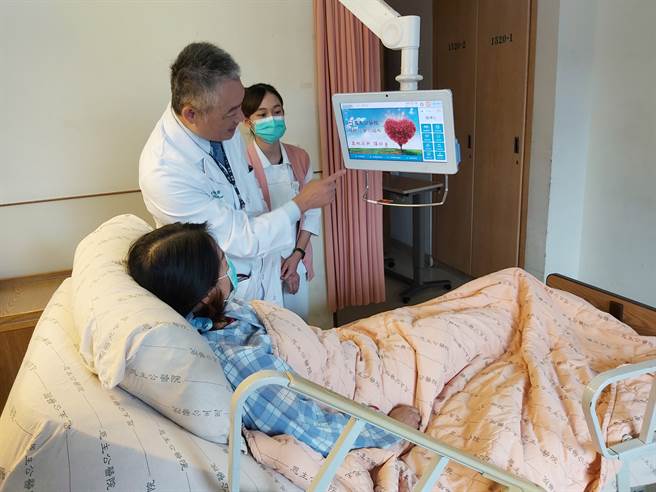 智能病房建置床边照护系统，提供零时差的安全医疗服务，让病人获得即时的照护。(图/恩主公医院提供)