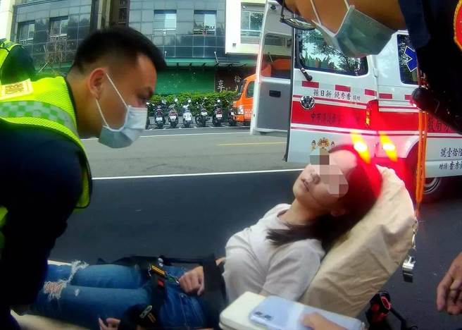 警方及时将卢女送医，才未酿成憾事。（警方提供／陈世宗台中传真）