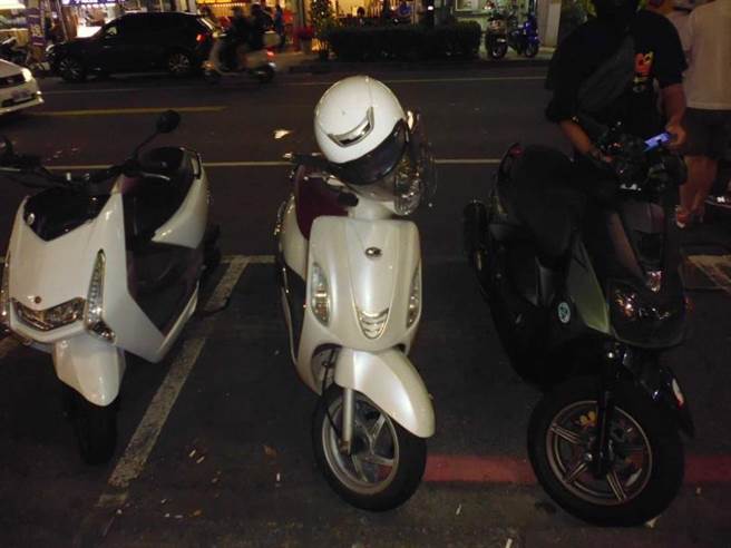 唐姓男子骑着白色机车行经车祸地点，因为闪避不及撞上穿越马路的许男，2人都因此受伤。（图／翻摄画面）