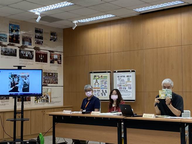 英听二试12月12日举行，大考中心主任周兆民（右一）表示，大陆考场有345位考生，第一批13位试务人员已在昨天出发前往大陆。（林志成摄）