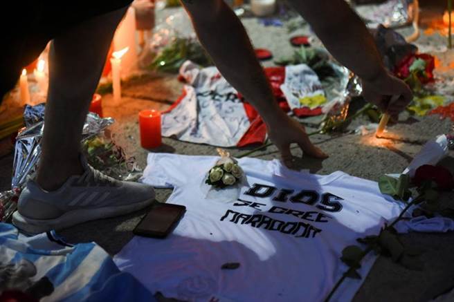 马赛教练维亚斯博阿斯（Andre Villas-Boas）建议将马拉度纳（Diego Maradona）的10号球衣退役，向他致敬。（路透）