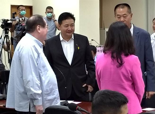 林金结（左二）黄福其摄