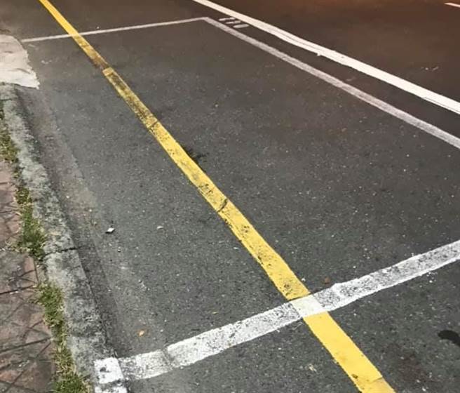 台南市路边出现停车格与黄线并存状况，交通局回应是覆盖黄线的黑线脱落了。（图／翻摄自台南爆料公社）