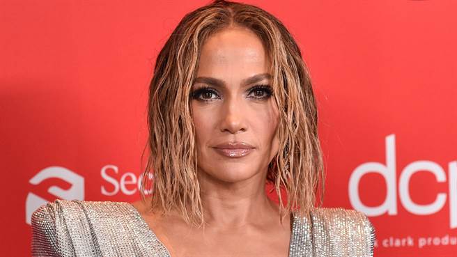珍妮佛罗培兹（Jennifer Lopez)在全美音乐奖颁奖典礼上只遮三点性感登台，粉丝看了全暴动。（图／达志影像）