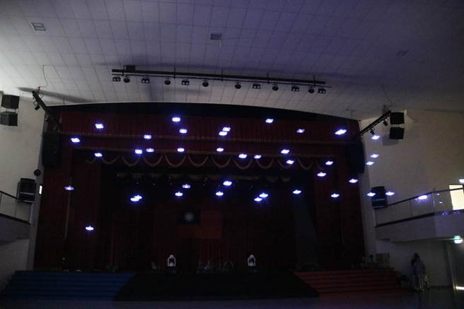 弘光办全国首届室内无人机群飞，40台无人机变换队形。（陈淑娥摄）