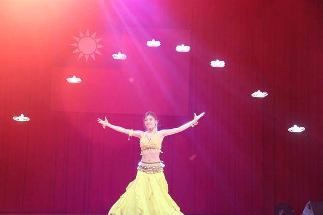 弘光办全国首届室内无人机群飞，舞者与无人机搭配演出。（陈淑娥摄）