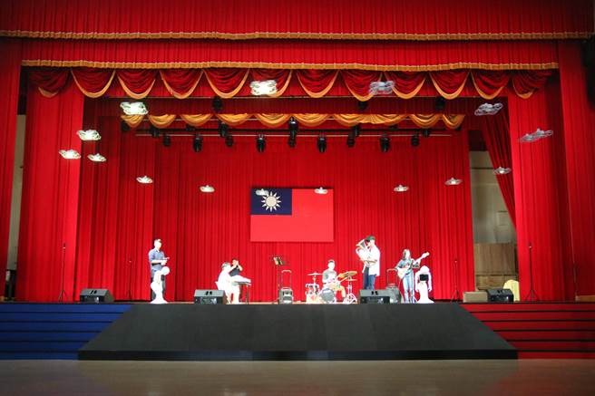 弘光办全国首届室内无人机群飞，乐团与无人机一起演出。（陈淑娥摄）