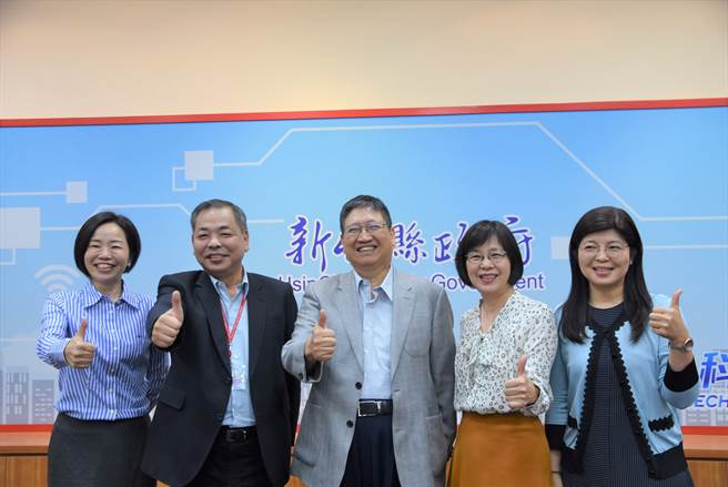新竹县长杨文科（中）26日上午宣布人事异动，由县议员邱靖雅（左一）担任新任民政处长，原民政处长李安妤（右一）接任文化局长，左二为副县长陈见贤、右二为秘书长陈季媛。（庄旻静摄）