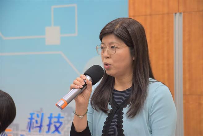 新竹县政府民政处长李安妤到竹县服务8个月，新职为文化局长。（庄旻静摄）