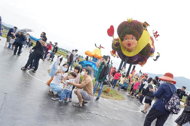 2020台中国际花毯节结合「爱丽丝梦游仙境」，高达10米的红心皇后，在扑克牌士兵簇护下朝爱丽丝飞奔。（王文吉摄）