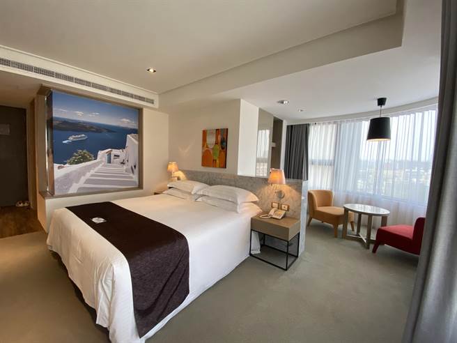 台中市百家旅宿业者推出花毯节优惠方案，内容包含住宿折扣、振兴券折抵房费、住宿送「採果体验、观光工厂门票」等。（台中市观旅局提供／王文吉台中传真）