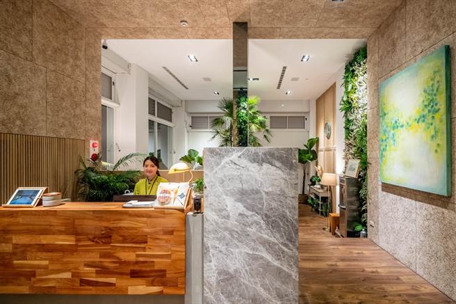 台中市百家旅宿业者推出花毯节优惠方案，内容包含住宿折扣、振兴券折抵房费、住宿送「採果体验、观光工厂门票」等。（台中市观旅局提供／王文吉台中传真）